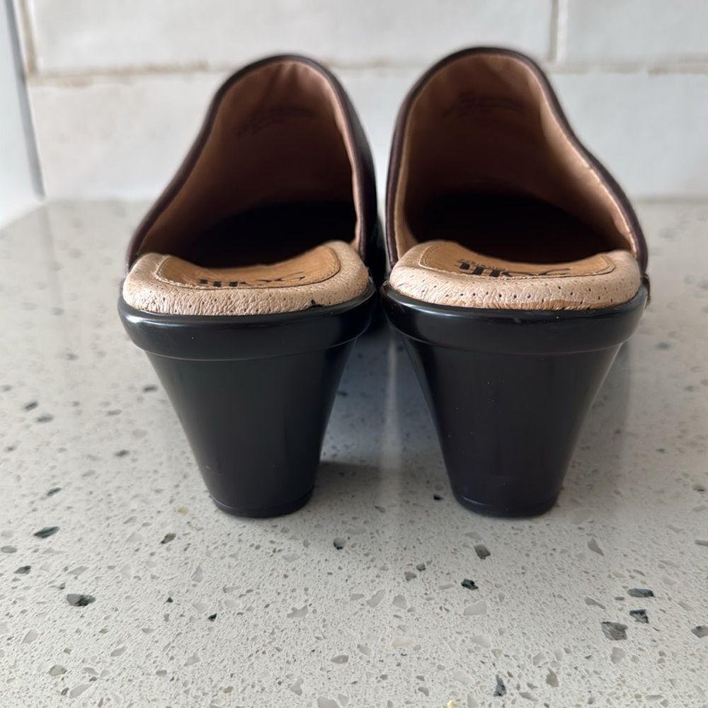 Sofft Women's Size 8.5 Brown Leather Clogs Mules Floral Tooled Slip On Shoes EUC - Picture 3 of 12